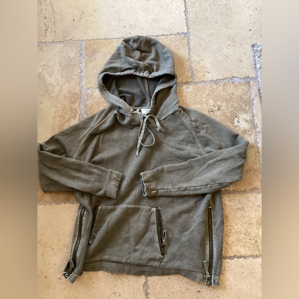 Olive green hoodie-drawstring-zip pouch pocket-SZ M
PIT TO PIT 21”
Length 23